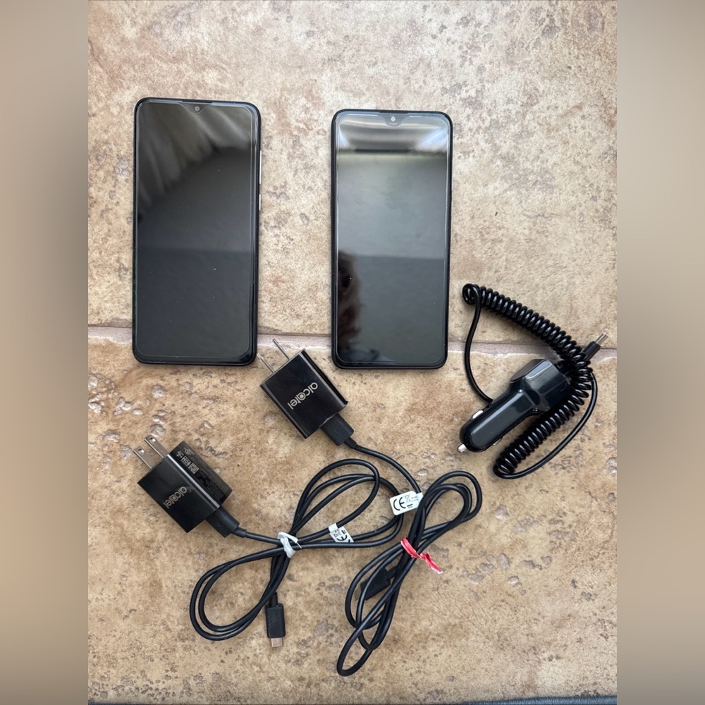 Set of 2 - Lively Jitterbug Smart 3 Phones -Great Preowned Condition